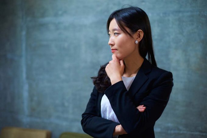 jeune femme en tailleur